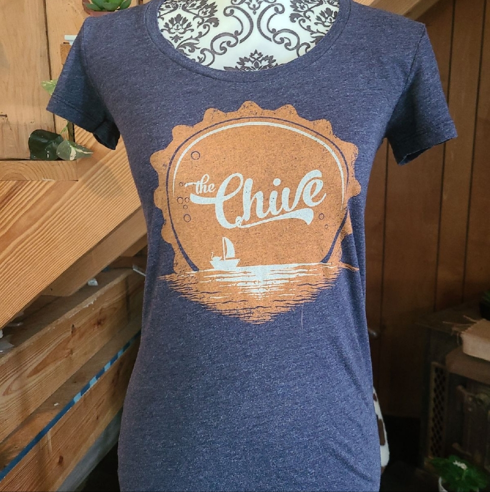 Women's fitted Tee